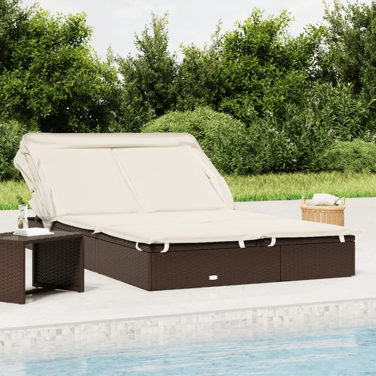 Outdoor-Tagesbett am Pool. Braune gewebte Basis, beige Polster und Baldachin.