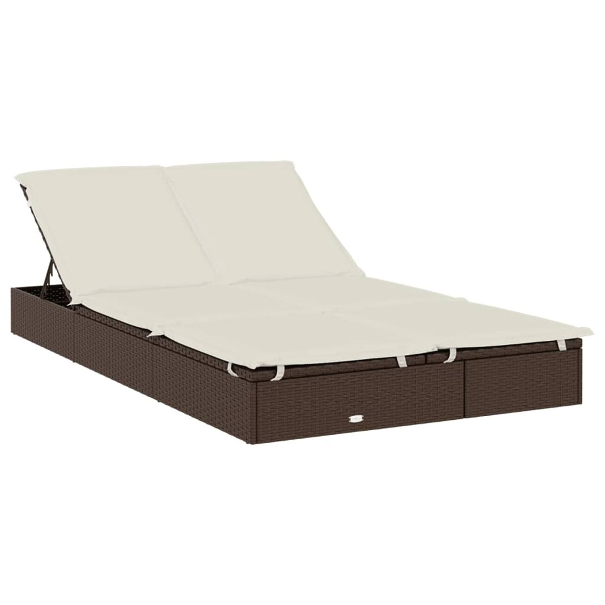 Eine braune Outdoor-Liege aus Weide mit zwei cremefarbenen Kissen. Die Liege ist leer.