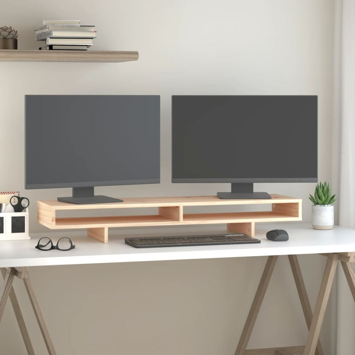 Zwei Computermonitore auf einem Holzschreibtisch mit Tastatur, Maus und Pflanze.