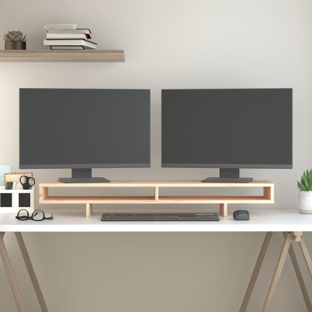 Zwei Computermonitore auf einem Holzständer mit Tastatur und Zubehör.