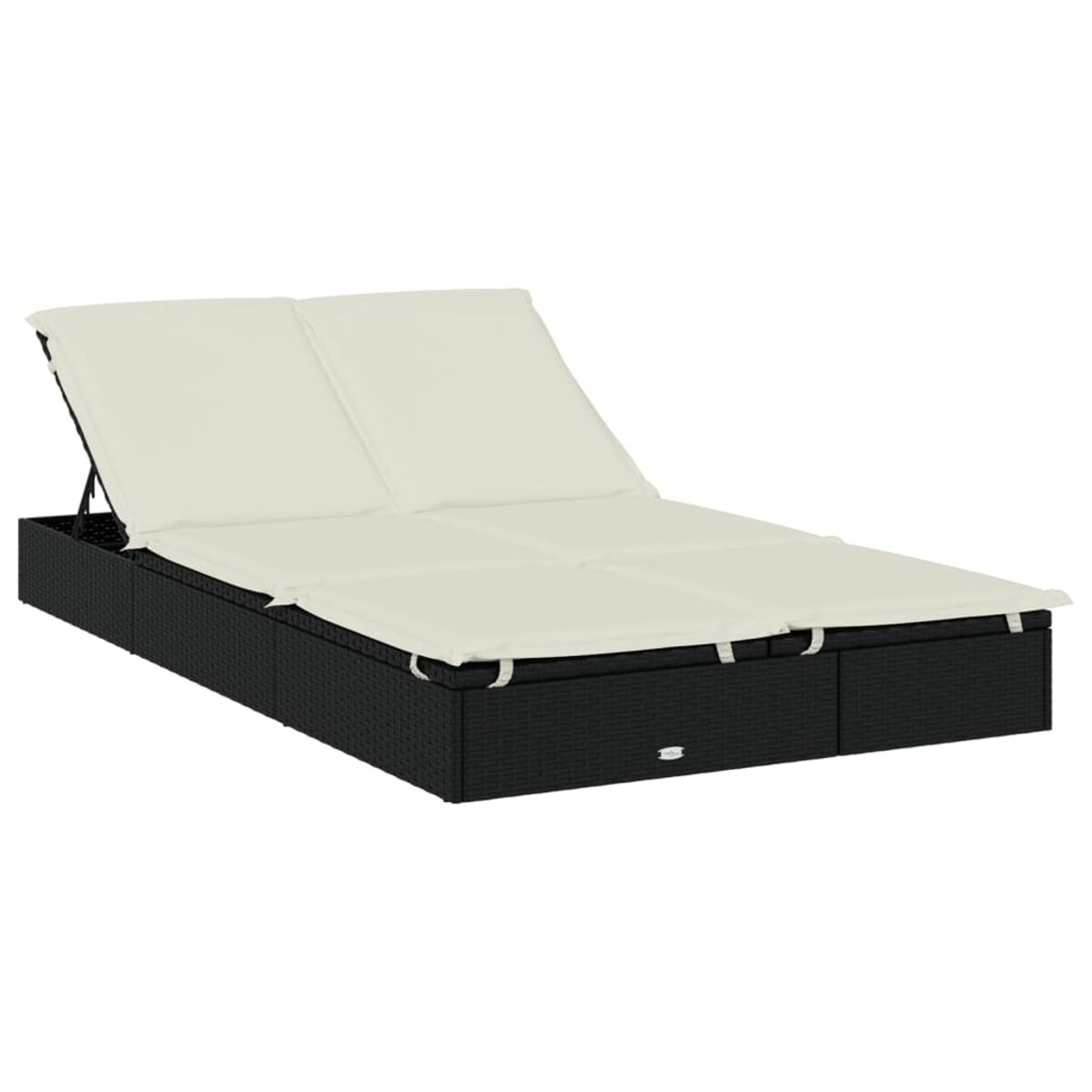Schwarzes Rattan-Tagesbett mit cremefarbenen Kissen.