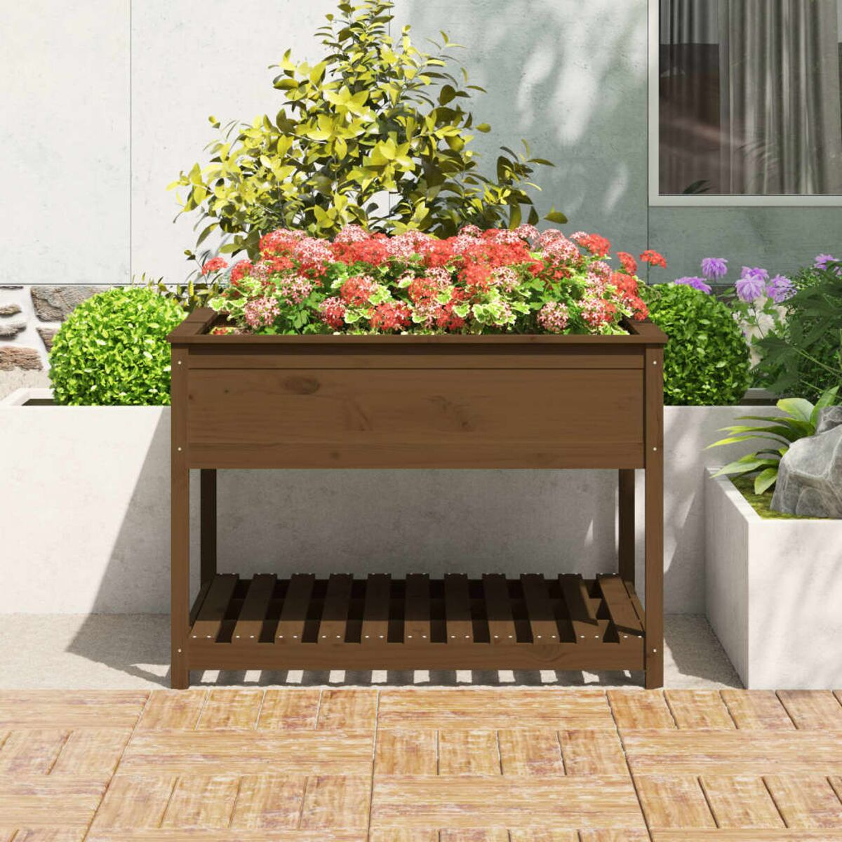 Erhöhtes Gartenbeet aus Holz. Dunkelbraune Farbe. Pflanzen und Blumen im Beet.