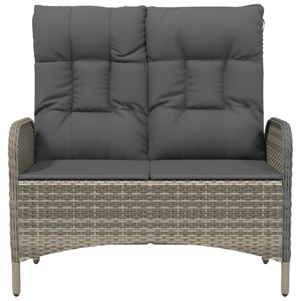 Graues Rattan-Sofa mit zwei grauen Kissen. Die Textur des Rattans ist sichtbar.