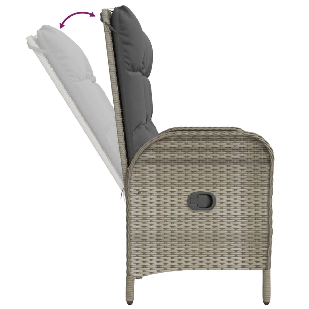 Ein Rattan-Stuhl mit verstellbarer Rückenlehne. Die Rückenlehne ist leicht angehoben.