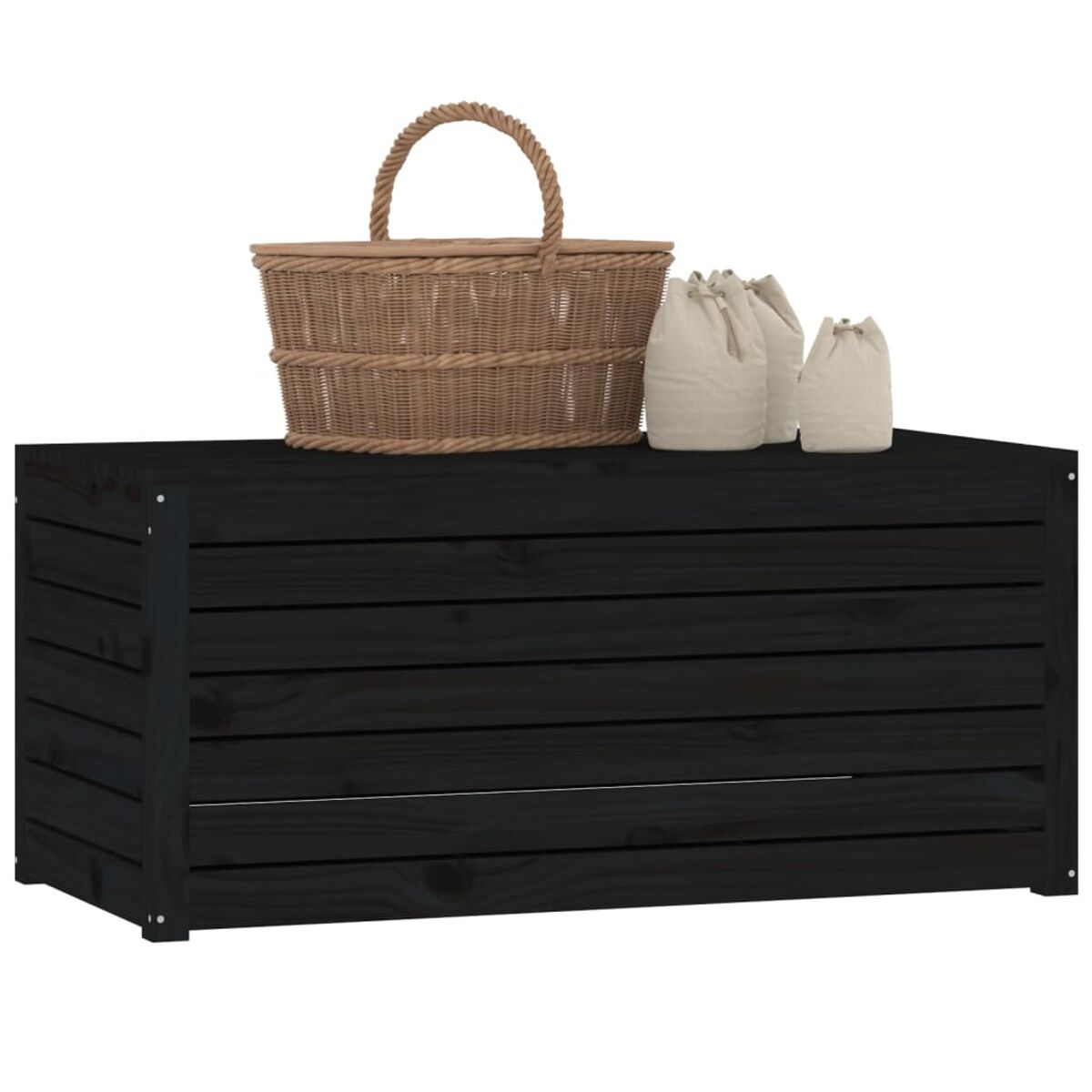 Eine schwarze Holzkiste mit einem Korb und zwei Beuteln darauf. Der Korb hat einen Henkel.