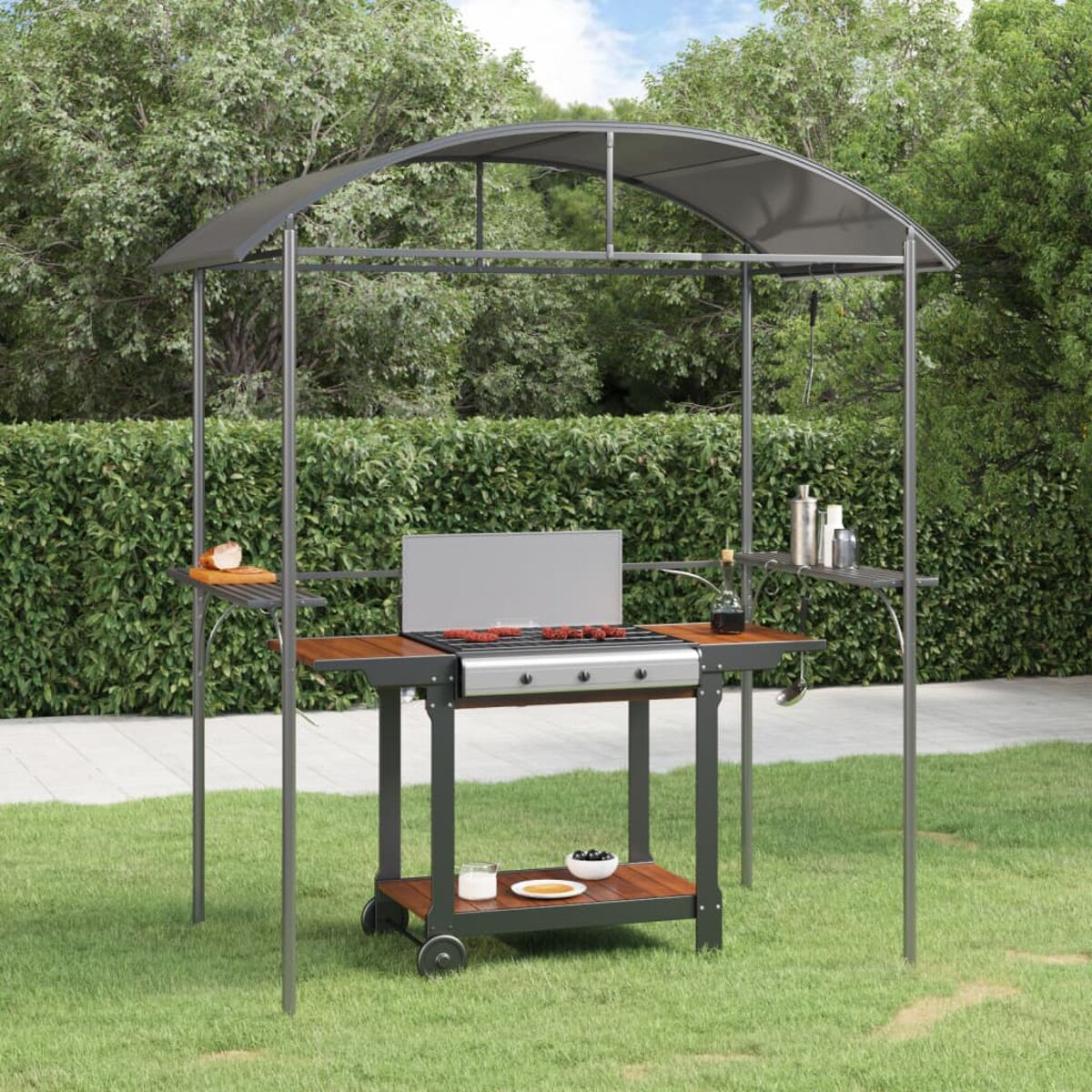 Outdoor-Grillstation. Enthält einen Grill, Regale und ein kleines Dach, alles auf Gras mit Heckenhintergrund.