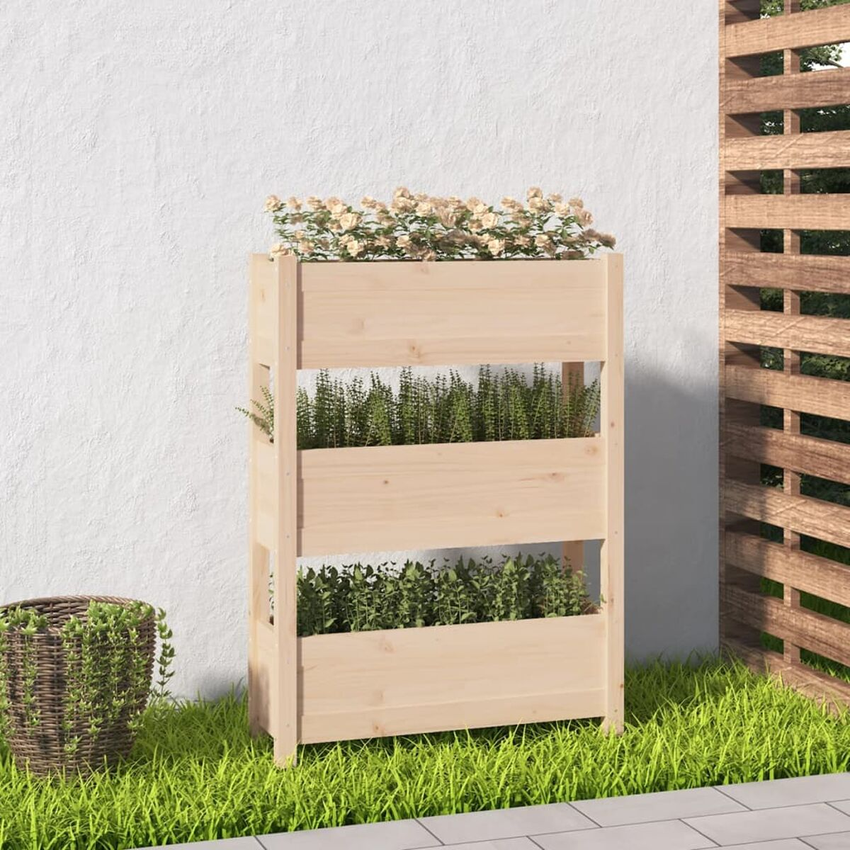 Holzpflanzer mit drei Ebenen von Pflanzen. Ein Korb befindet sich links. Der Hintergrund hat eine weiße Wand und einen Holzzaun.
