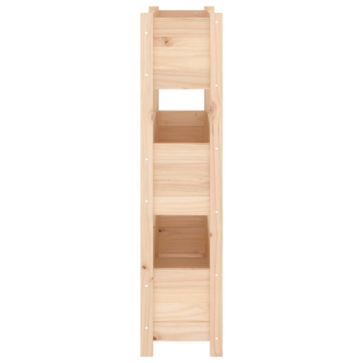 Ein hohes Holzregal mit drei offenen Regalen vor weißem Hintergrund.