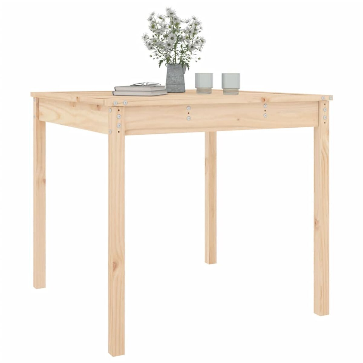 Quadratischer Holztisch mit vier Beinen. Vase mit weißen Blumen, Gläser und ein Buch.