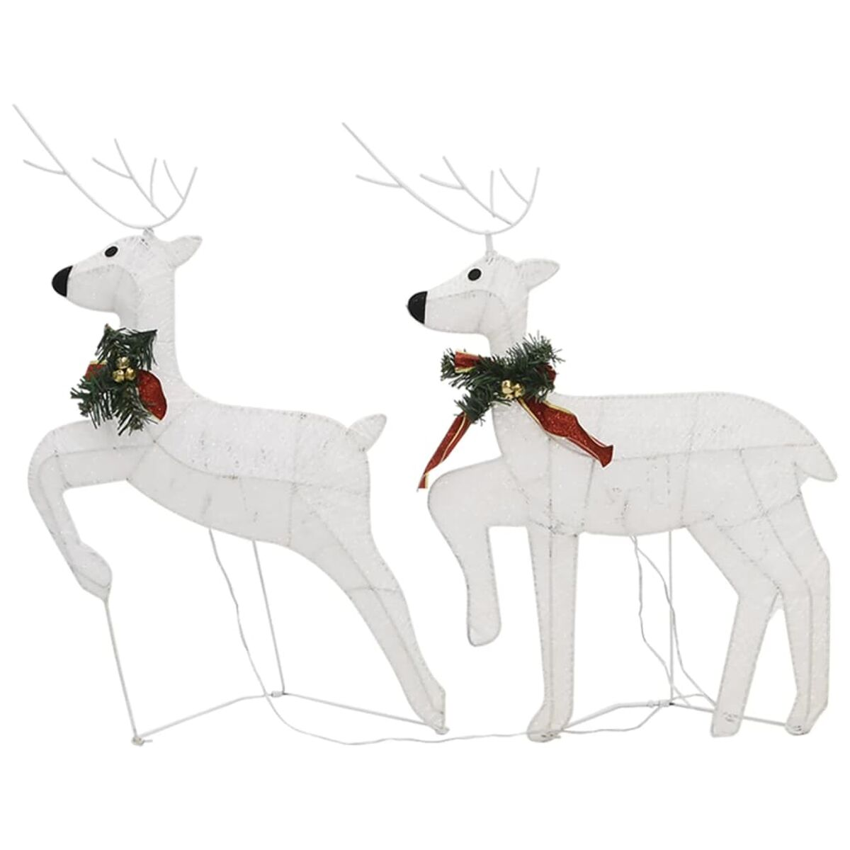 Zwei weiße Weihnachtsrentiere mit weißen Geweihen und roten Schleifen. Sie sind mit Girlanden geschmückt.