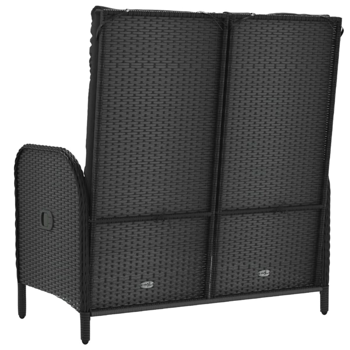 Rückansicht eines schwarzen Outdoor-Sofas aus Korbgeflecht auf weißem Hintergrund.