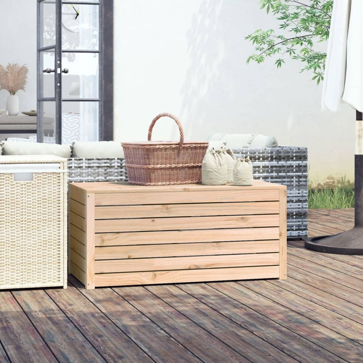 Holzkiste auf einem Holzdeck. Auf der Truhe befinden sich ein Korb, zwei Beutel und Dekoration. Weißer Hintergrund.