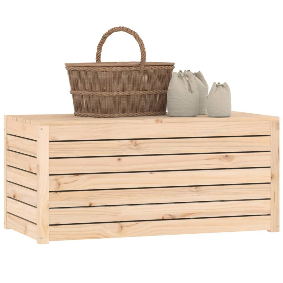 Eine Holzkiste mit einem Weidenkorb und drei kleinen beigen Beuteln oben drauf.