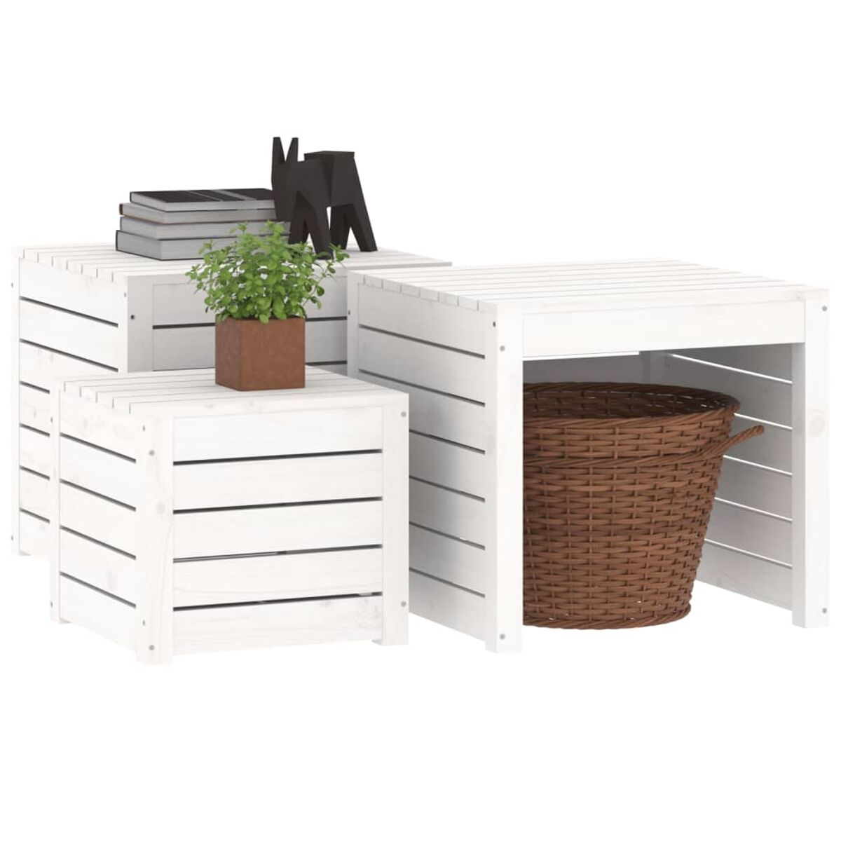 Set aus drei weißen Holzkisten. Eine Kiste hat einen Korb darin. Weißer Hintergrund.