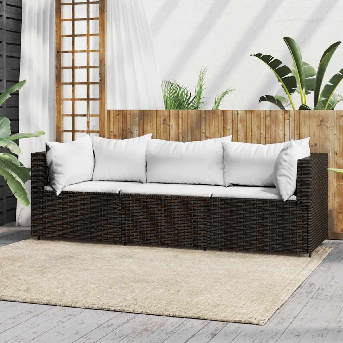 Braunes gewebtes Sofa mit weißen Kissen auf Teppich.