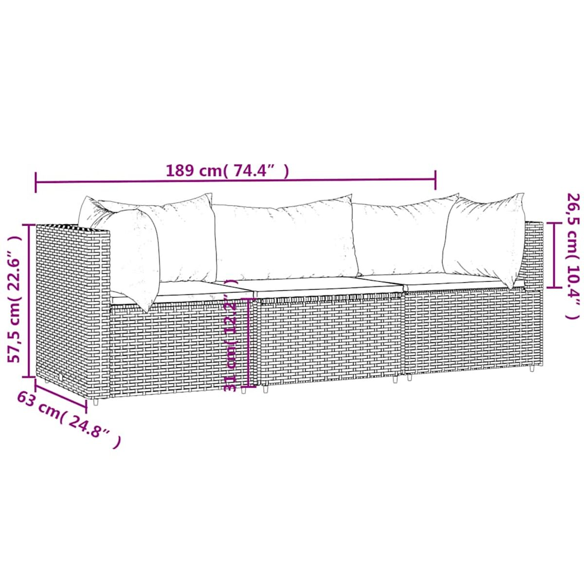 Rattansofa mit Abmessungen. Weiße Kissen auf Sitz und Rücken.
