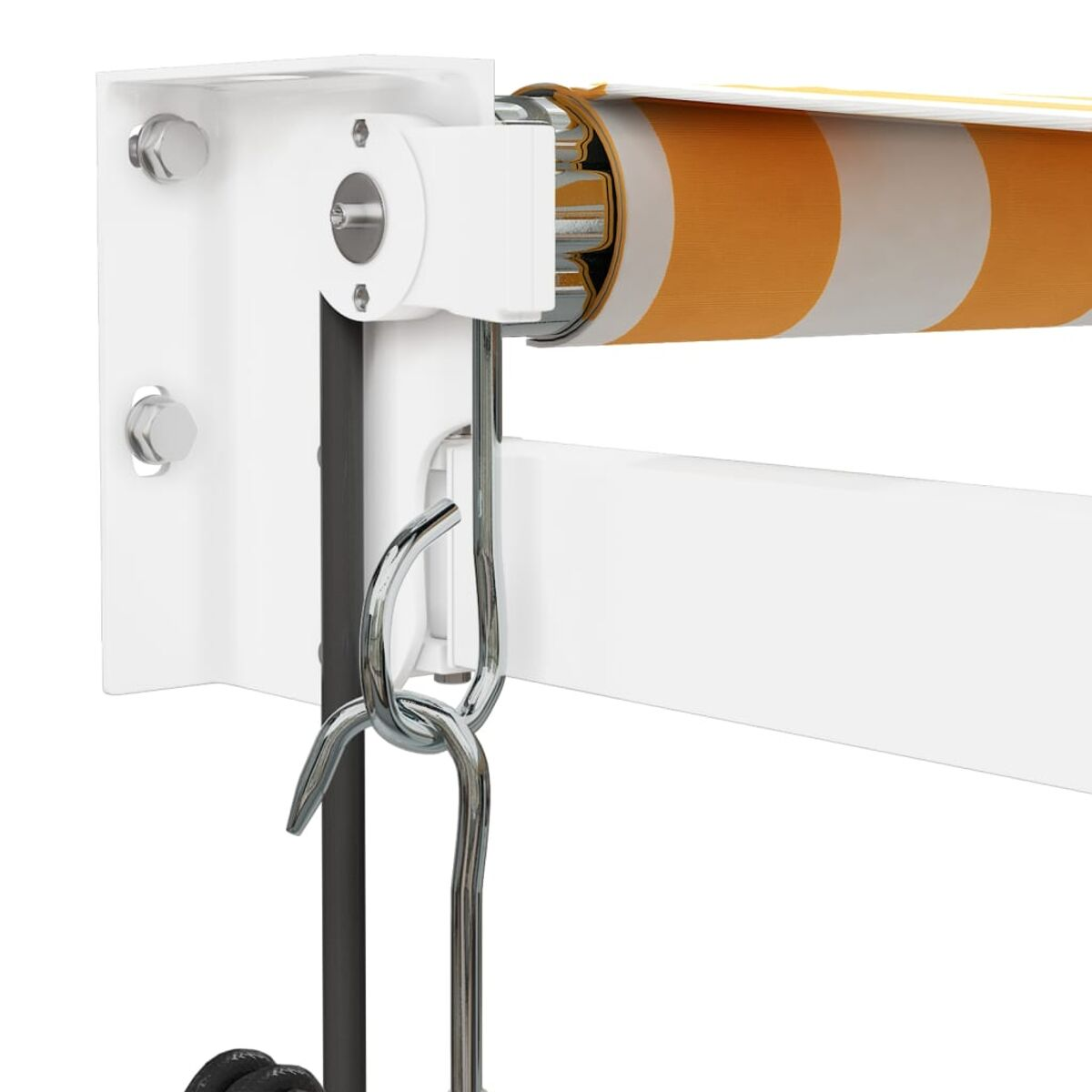 Ein weißer Markisenmechanismus mit einer gestreiften orange-weiß Markise. Ein Zugseil hängt herunter.