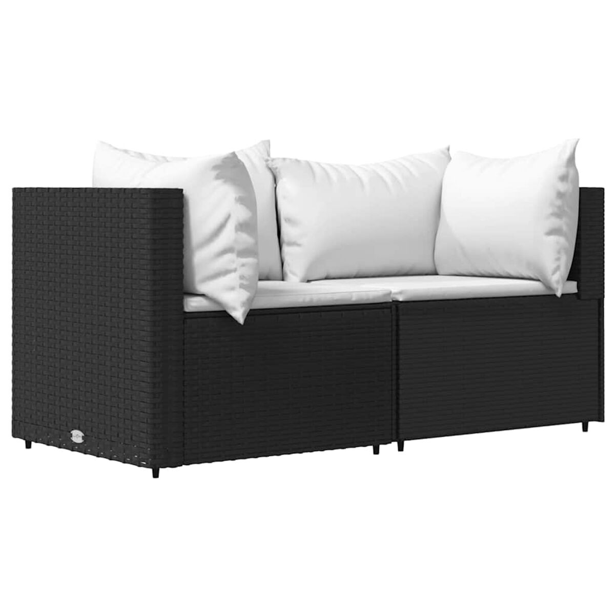 Schwarzes Korbmöbel-Sofa mit weißen Kissen. Schwarze Beine. Weißer Hintergrund.