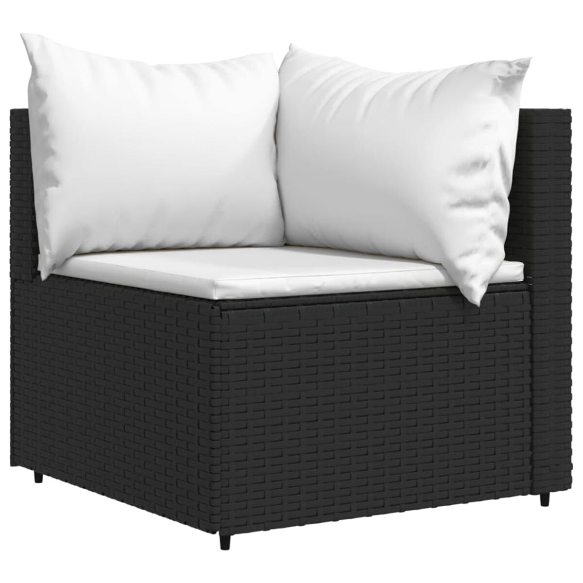 Schwarzer Rattan-Eckstuhl mit weißen Kissen. Weißer Hintergrund.