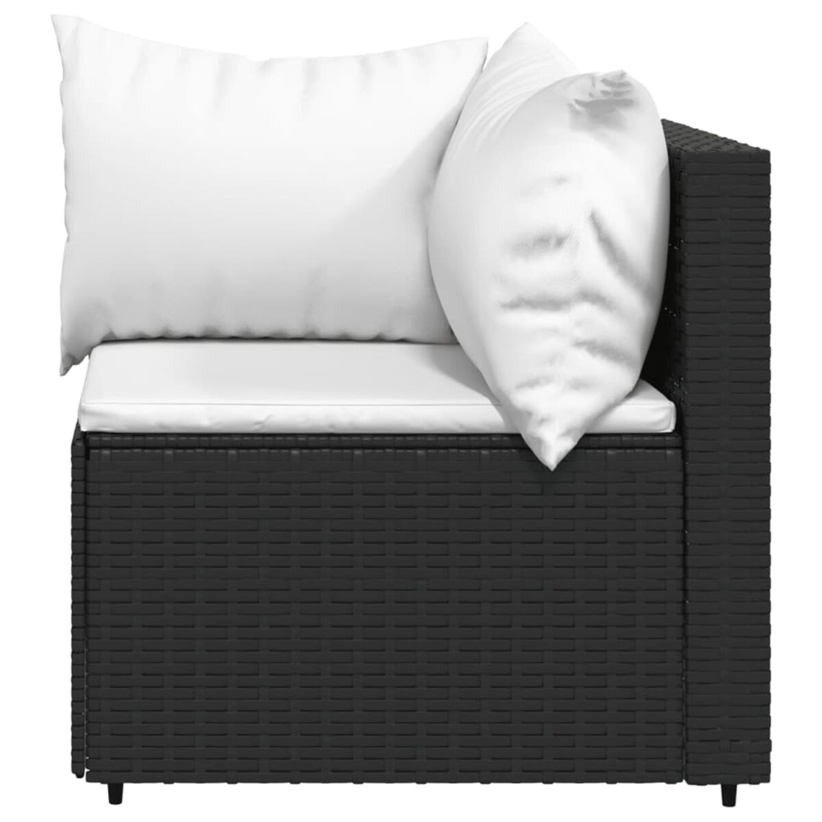 Schwarzes Ecksofa aus Korbgeflecht mit zwei weißen Kissen. Das Sofa steht auf weißem Hintergrund.