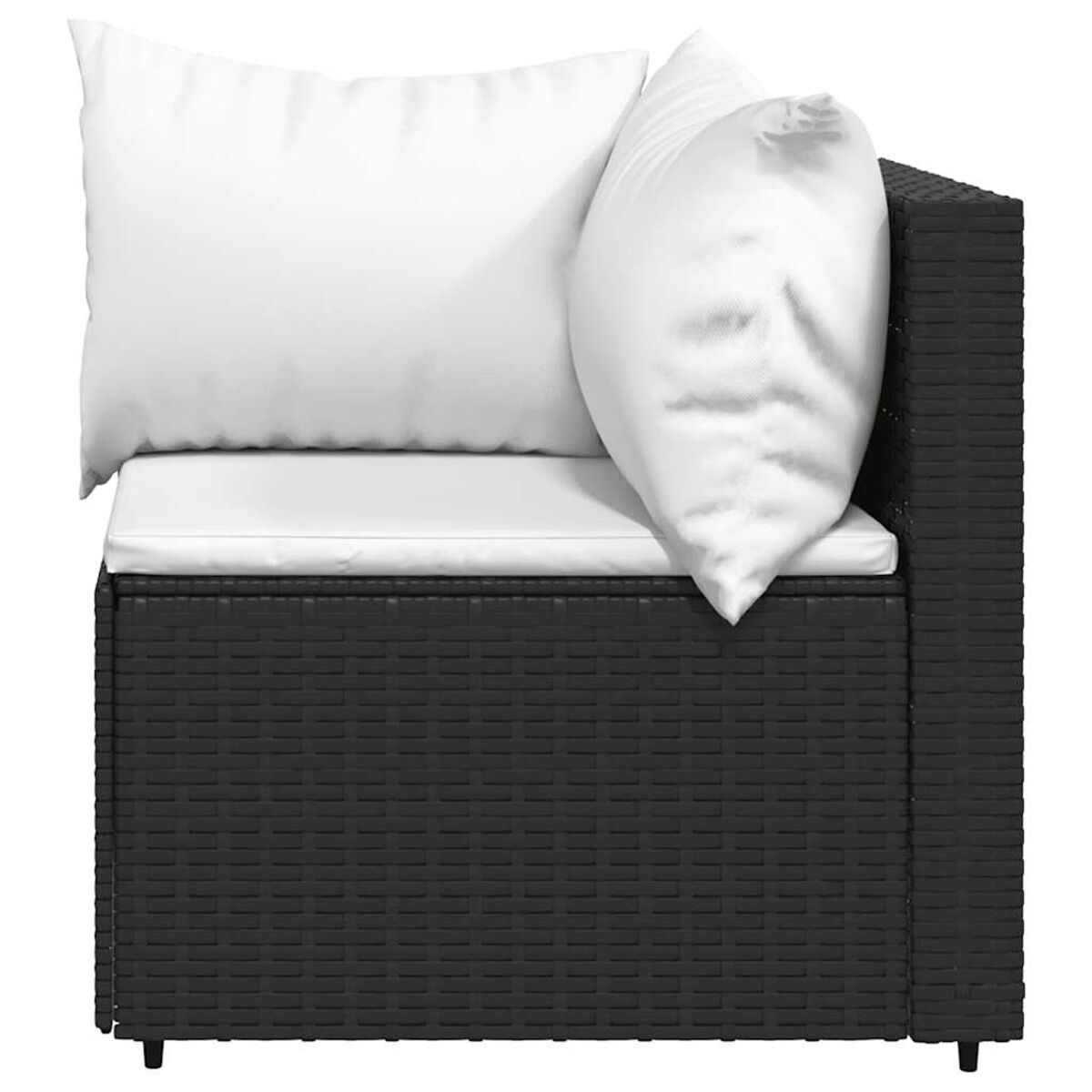 Ein schwarzer Eckstuhl aus Rattan mit weißen Kissen. Weißer Hintergrund.