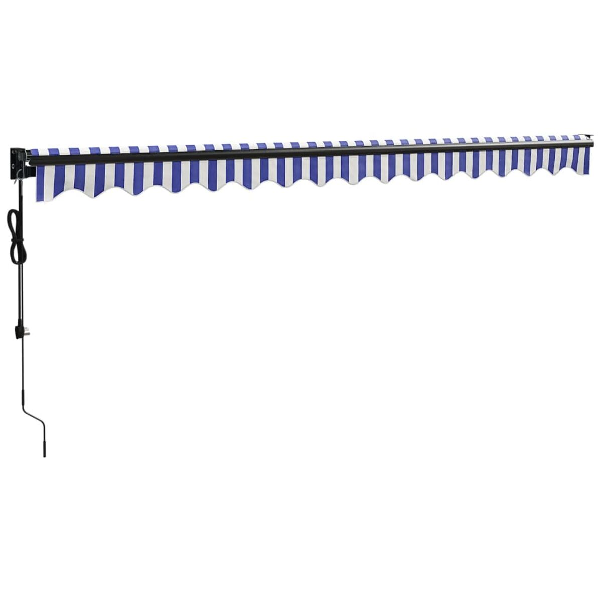 Eine Markise mit blau-weißen Streifen, auf weißem Grund ausgefahren.