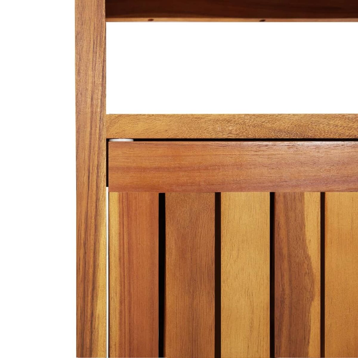 Detail der Holzkonstruktion, mit vertikalen Holzbrettern und einem horizontalen Oberteil.