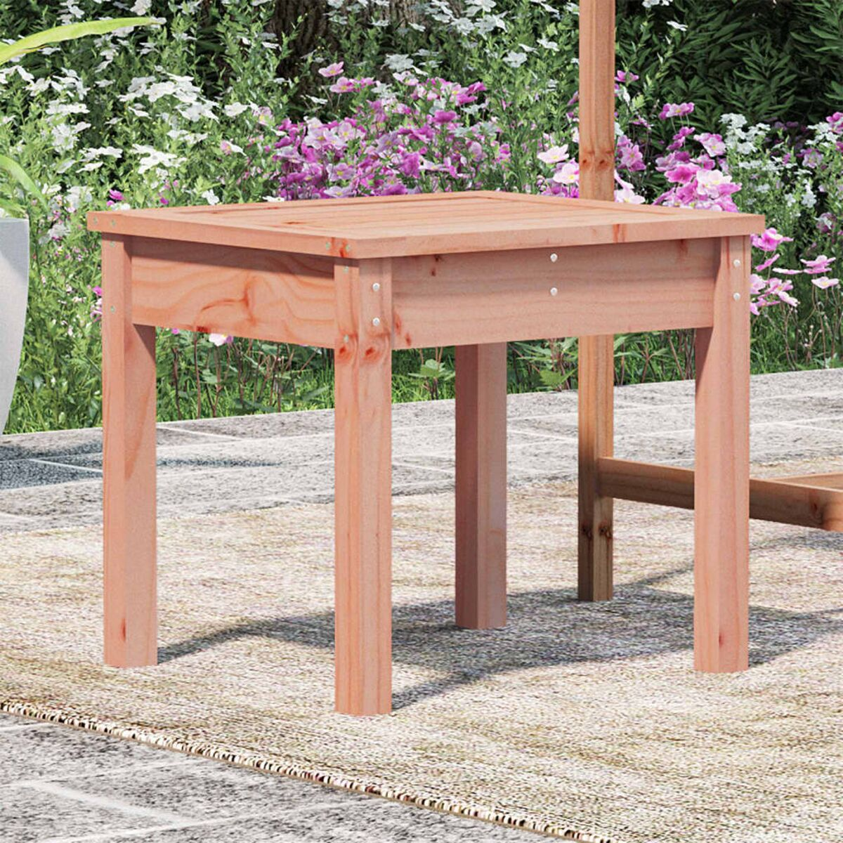Ein quadratischer Holztisch mit hellbraunem Finish. Er hat vier Beine und ist im Freien.