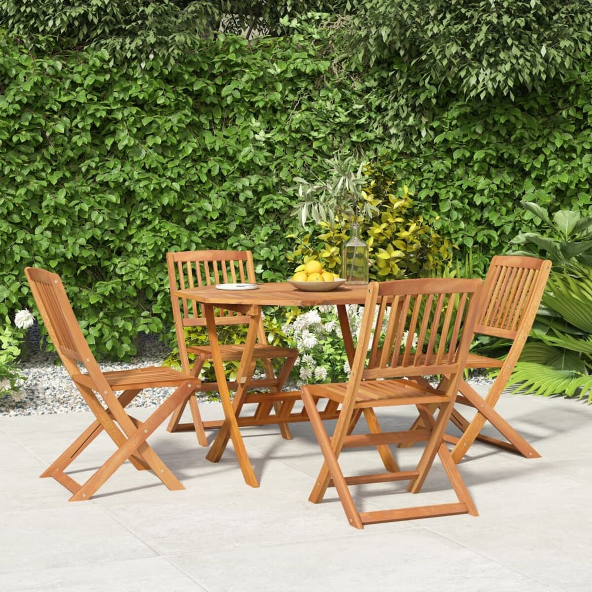 Essgruppe aus Holz im Freien mit Stühlen um einen runden Tisch, im Garten.