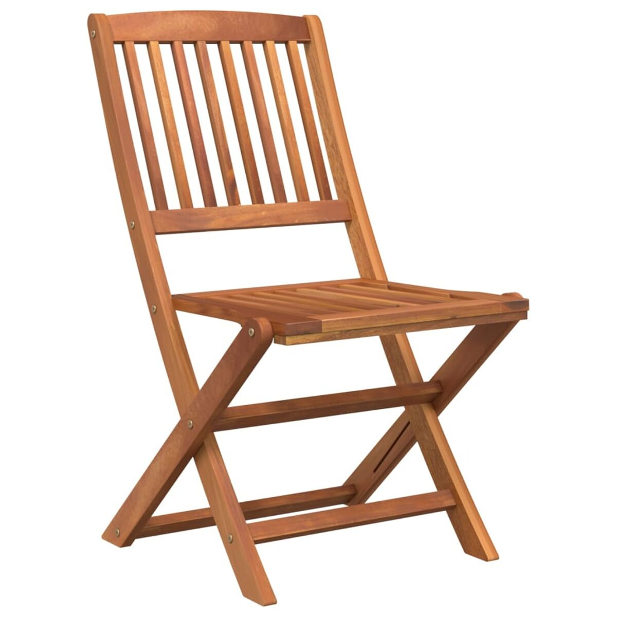 Ein hölzerner Klappstuhl mit Lamellen auf Rücken und Sitz, auf weißem Hintergrund.