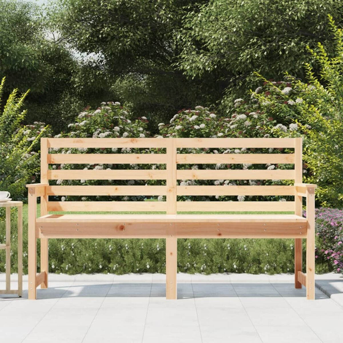 Holzparkbank auf Terrasse mit grünem Hintergrund, Blumen und anderen Möbeln.