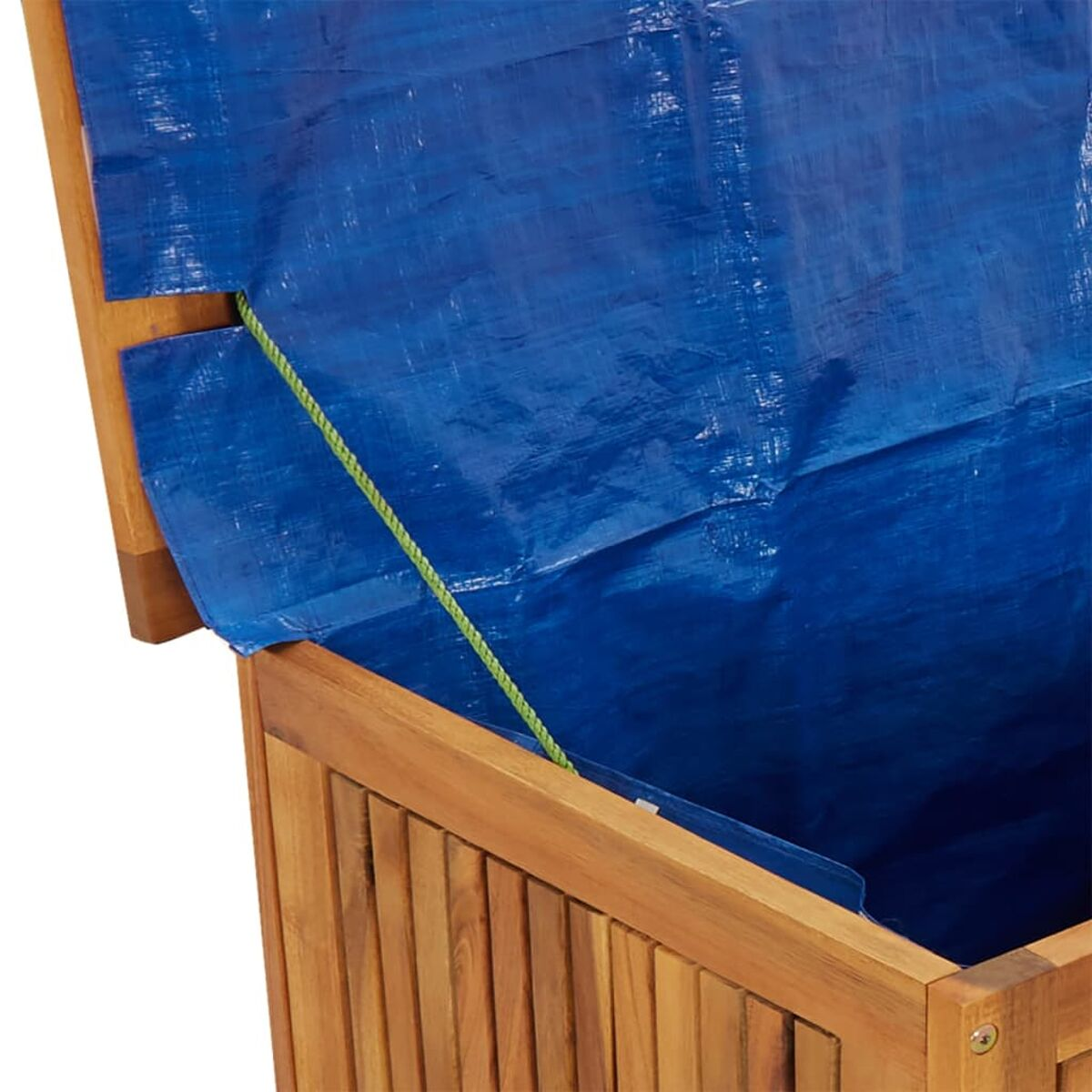 Eine Holzkiste mit einer blauen Plane. Die Oberseite der Kiste ist offen.