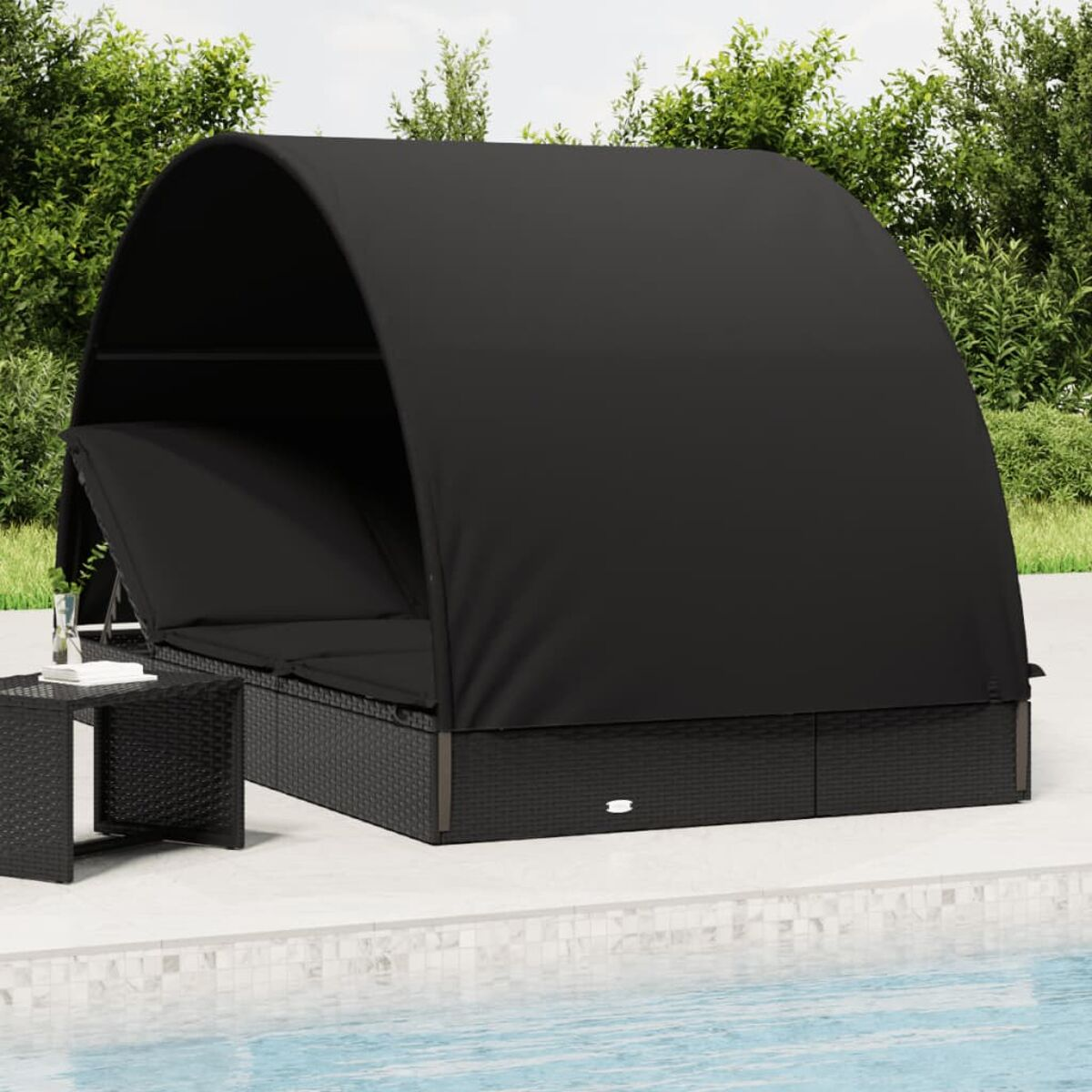 Schwarzes Outdoor-Daybed mit Baldachin, zwei Kissen und kleinem Beistelltisch, am Pool.