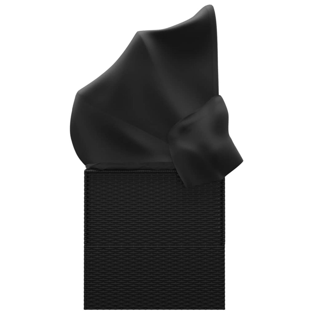 Schwarze Stuhlabdeckung mit dunklem Korbboden.