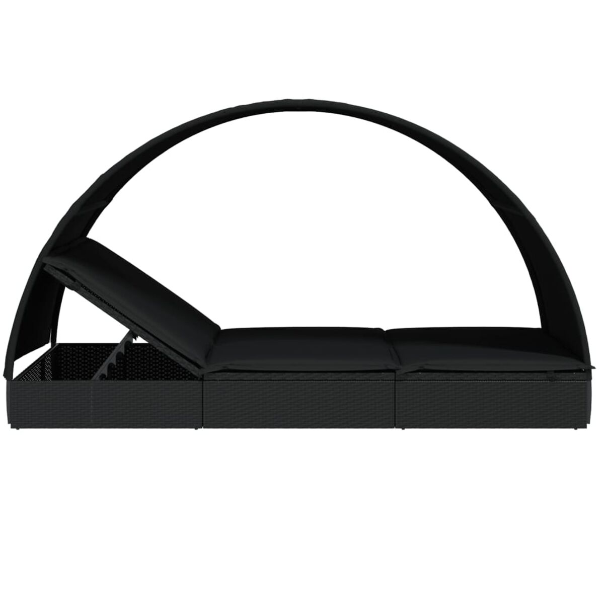 Schwarzes Rattan-Daybed mit Baldachin. Das Daybed hat schwarze Kissen und ist isoliert.