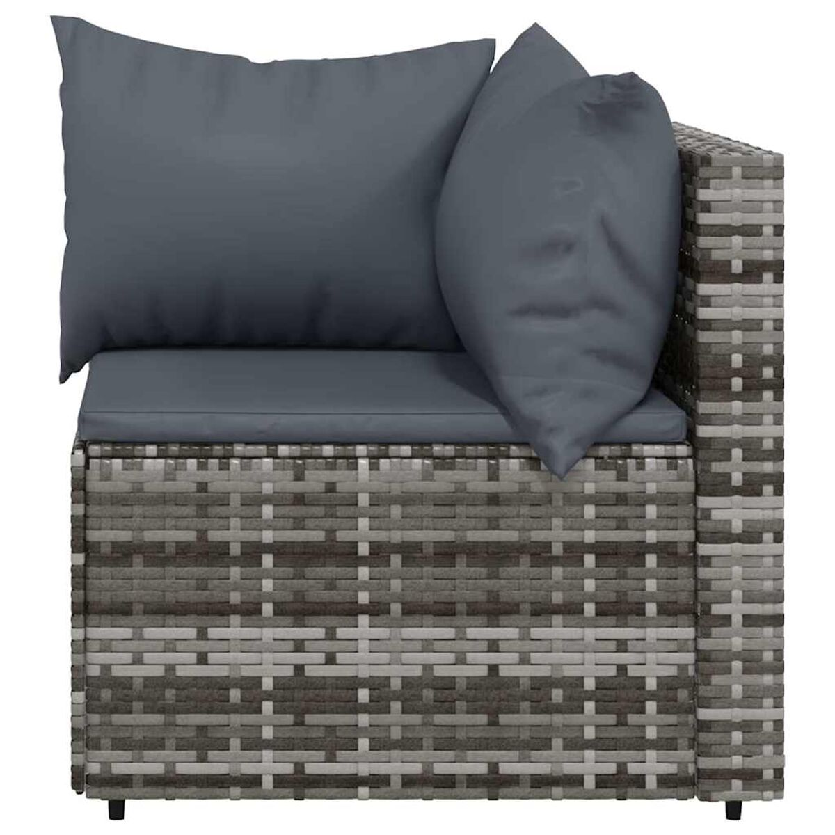 Ecksofa aus Korbgeflecht mit grauen Kissen. Die gewebte Textur ist sichtbar. Winkelansicht.