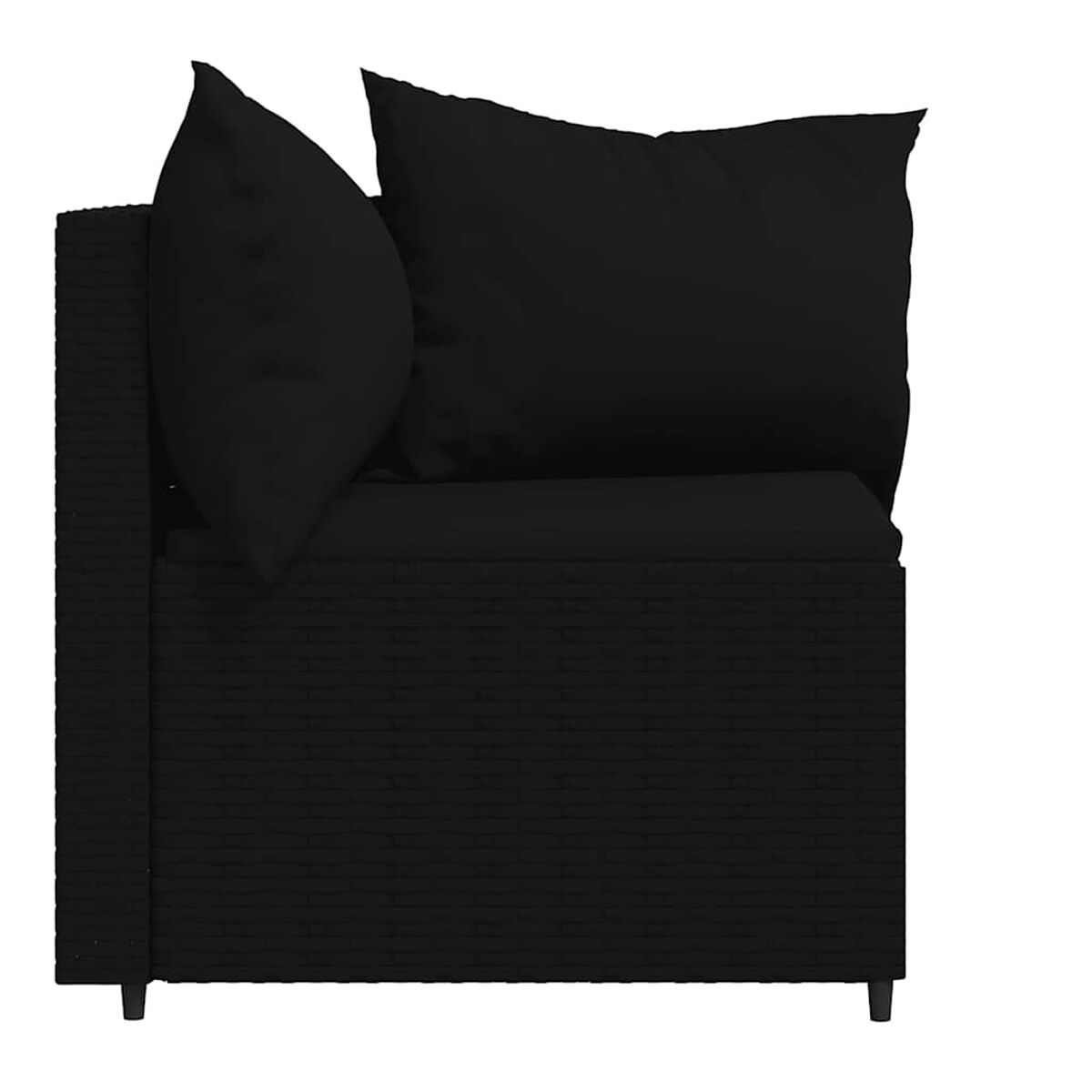 Schwarzer Ecksofa-Abschnitt aus Rattan mit schwarzen Kissen. Freigestellt auf Weiß.