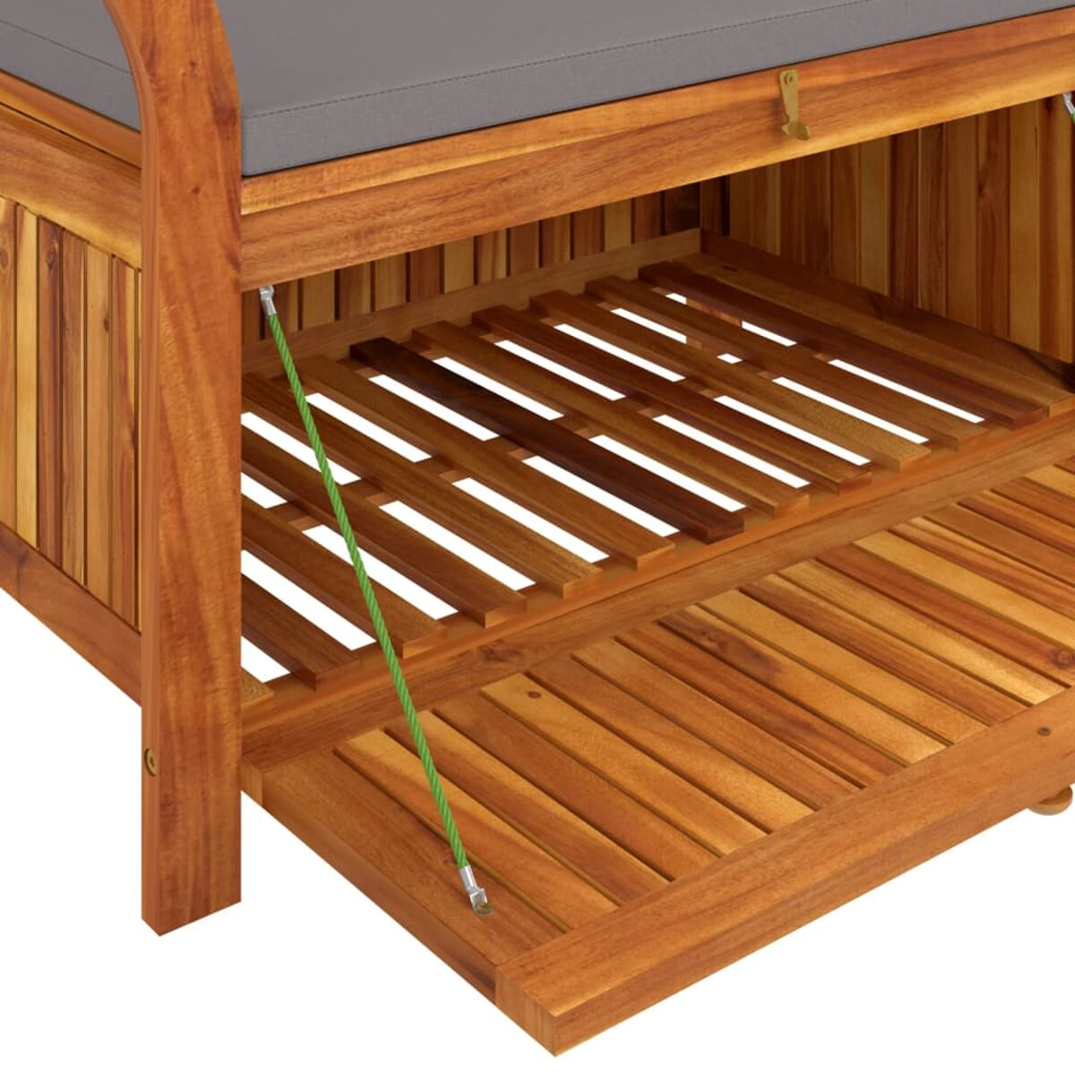 Holzbank mit hochklappbarem Teil, der ein Lattenregal freilegt.