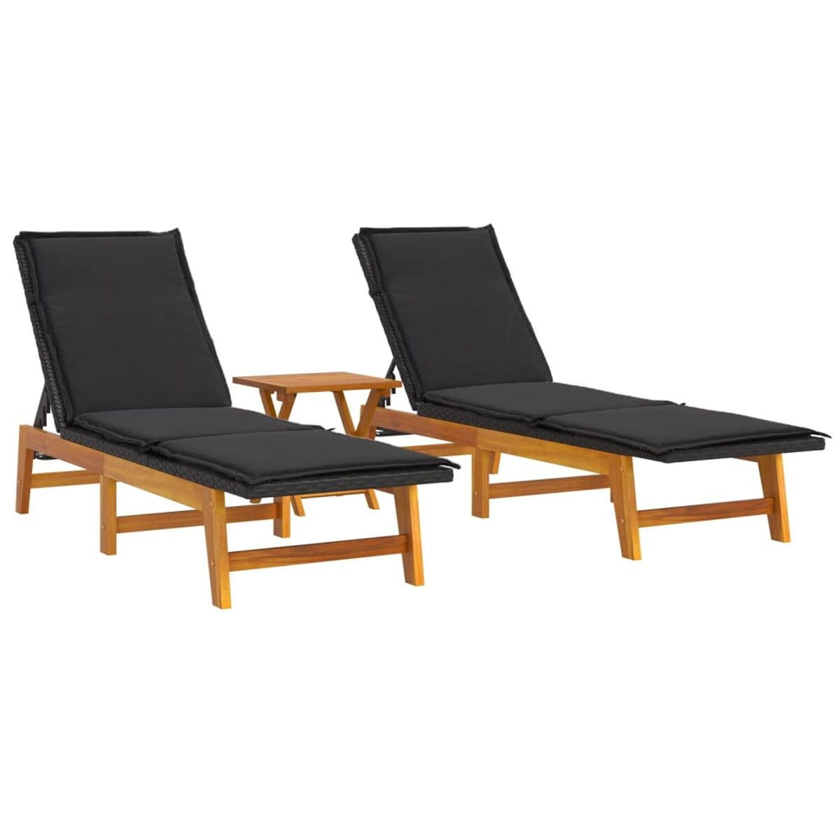 Zwei schwarz gepolsterte Liegestühle und ein kleiner Holztisch.