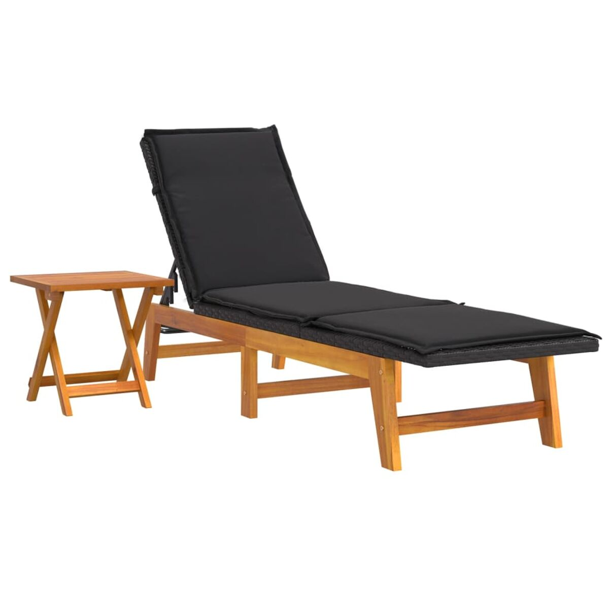 Sonnenliege aus Holz mit schwarzem Kissen und kleinem Beistelltisch aus Holz.