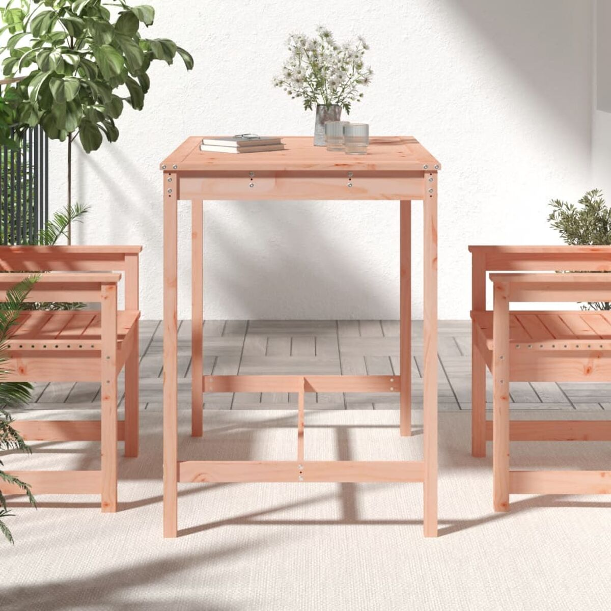 Holztisch-Set im Freien. Tisch und zwei Stühle, helles Holz. Sonnige Umgebung im Freien.
