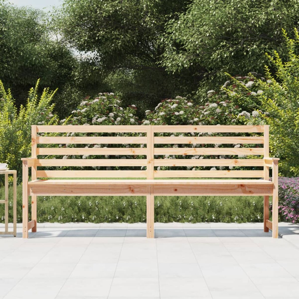 Eine Holzbank mit zwei Sitzbereichen und hohem Rücken, platziert auf einer Terrasse.