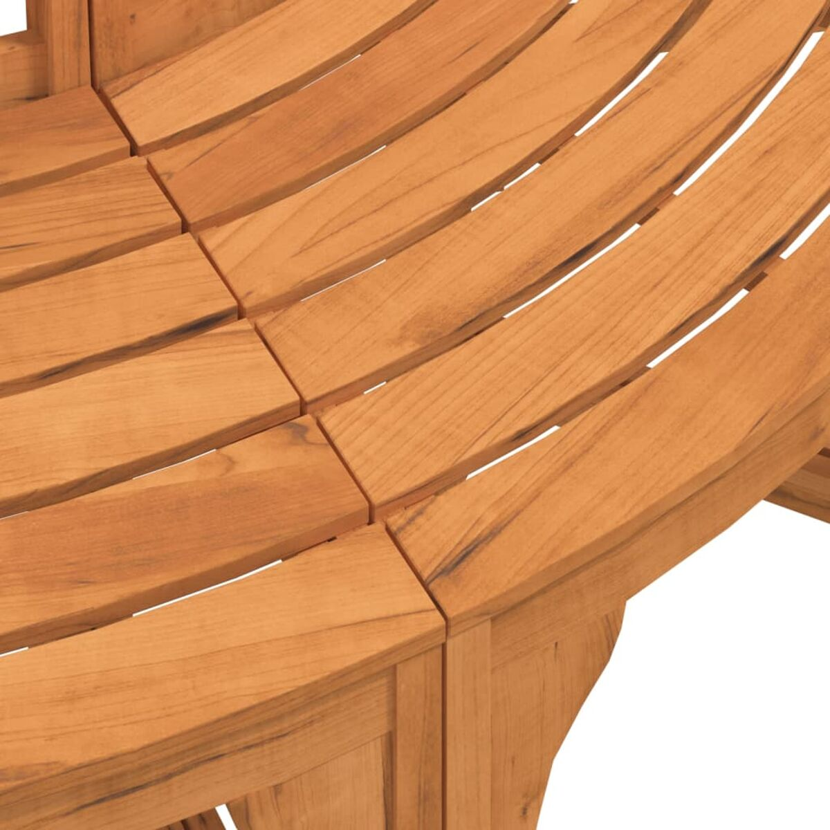 Primo piano di una panca in legno curva con i dettagli del legno visibili.