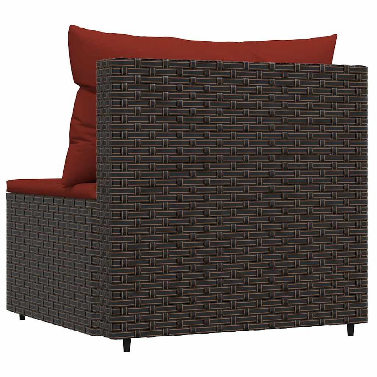 Braunes Ecksofa aus Rattan mit rotem Kissen. Der Hintergrund ist weiß.