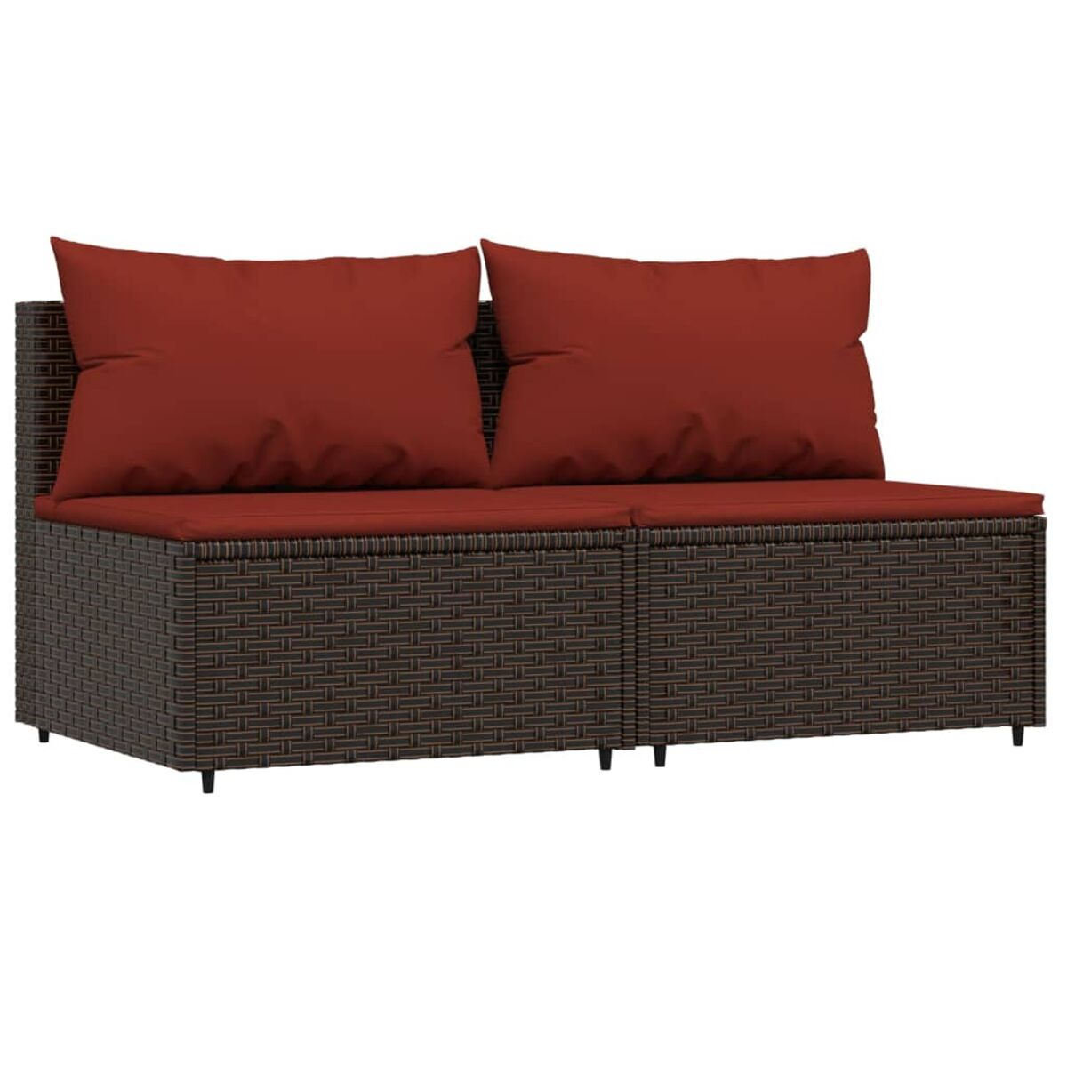 Dunkelbraunes Korbmöbel-Sofa mit roten Kissen. Einfaches, sauberes Design.