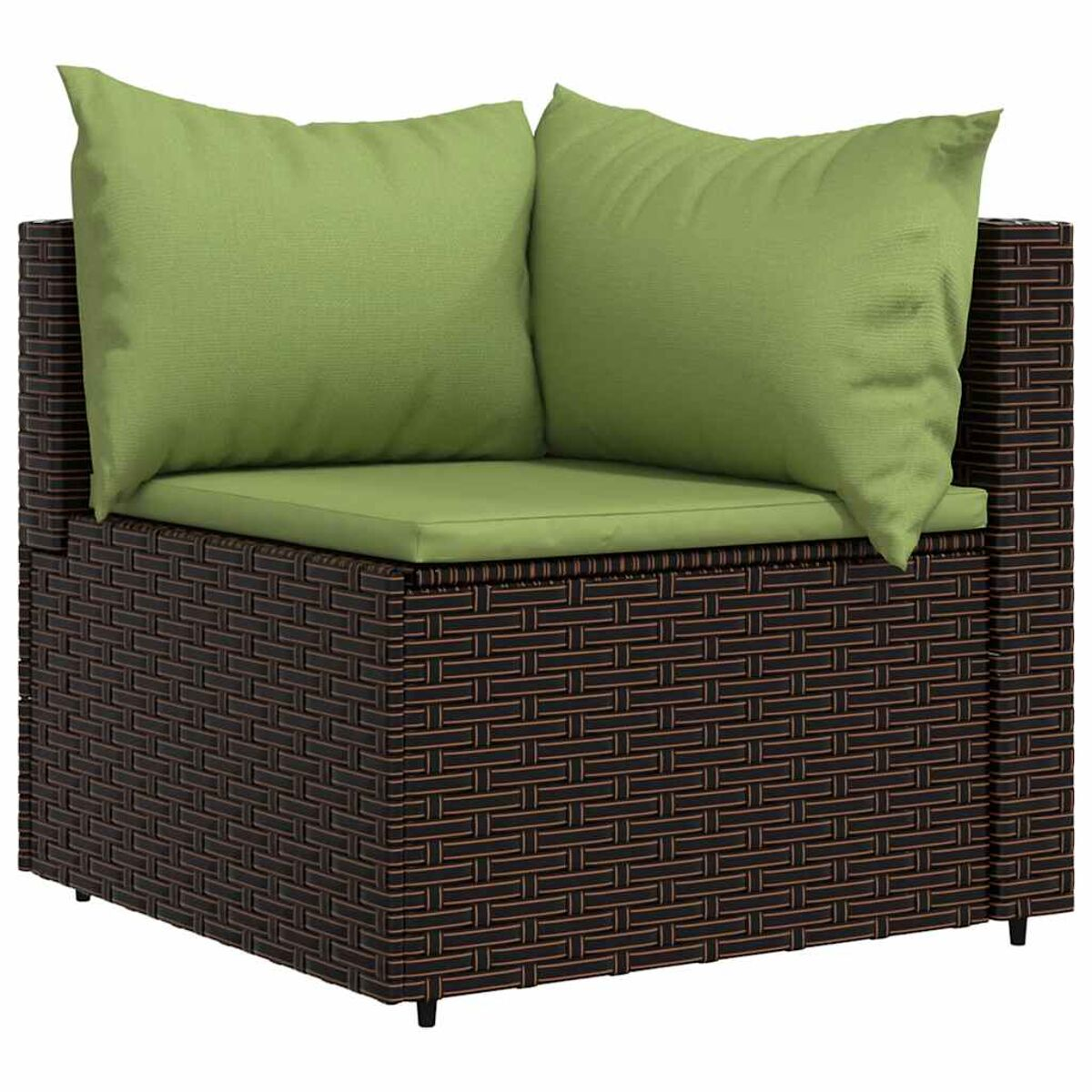 Ecksofa mit braunem Korbgewebe. Grüne Kissen sind auf dem Sitz. Der Hintergrund ist schlicht.
