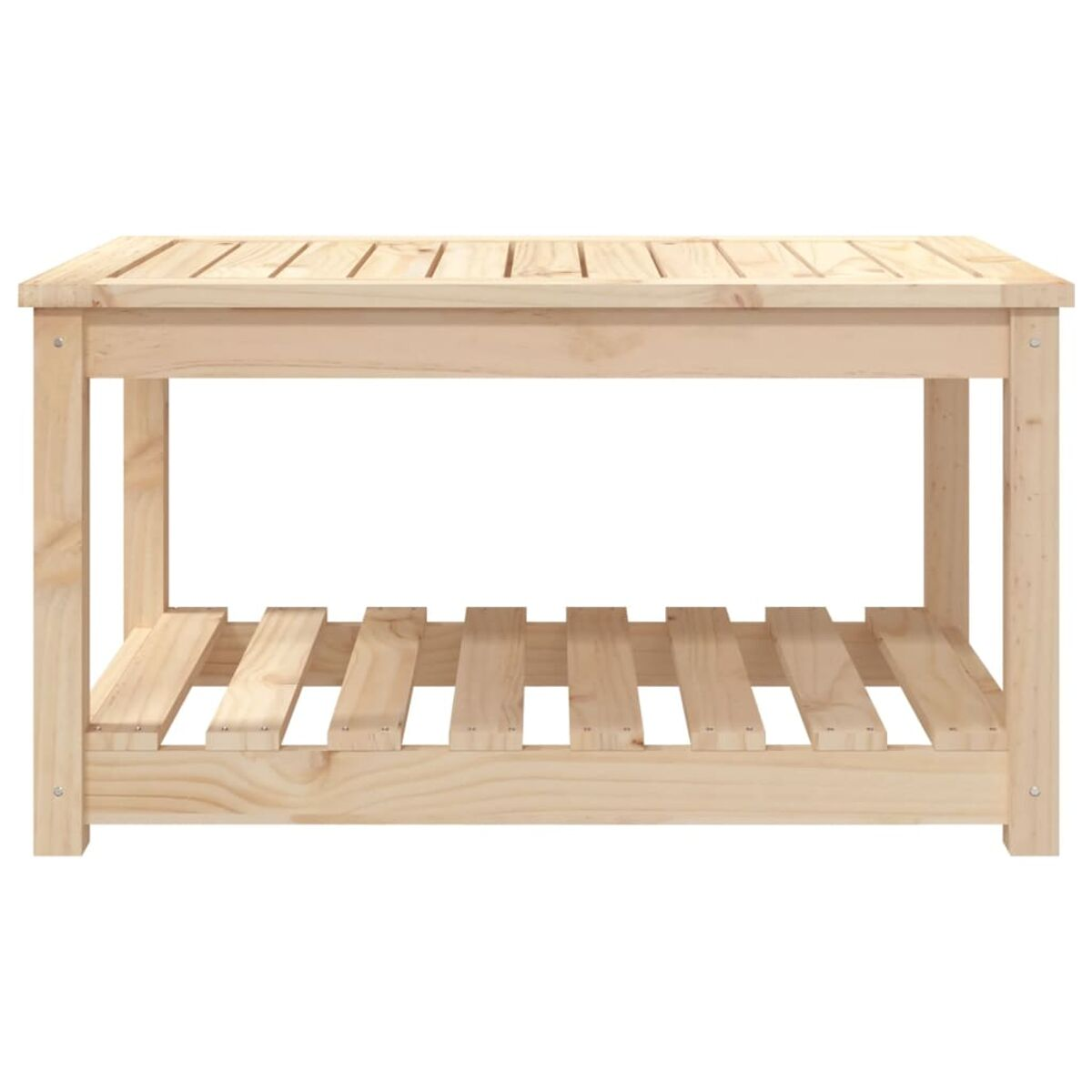 Holztisch für draußen mit Lamellenplatte und einem Regal darunter, auf weißem Hintergrund.