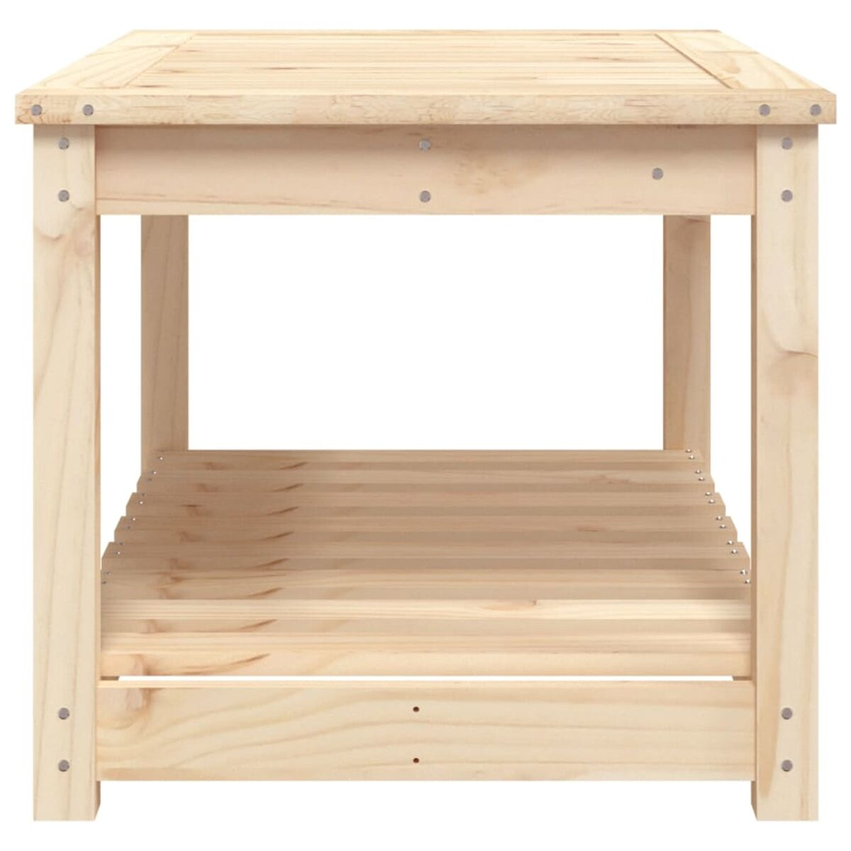 Beistelltisch aus Holz mit Regal. Er ist aus hellfarbigem Holz gefertigt.