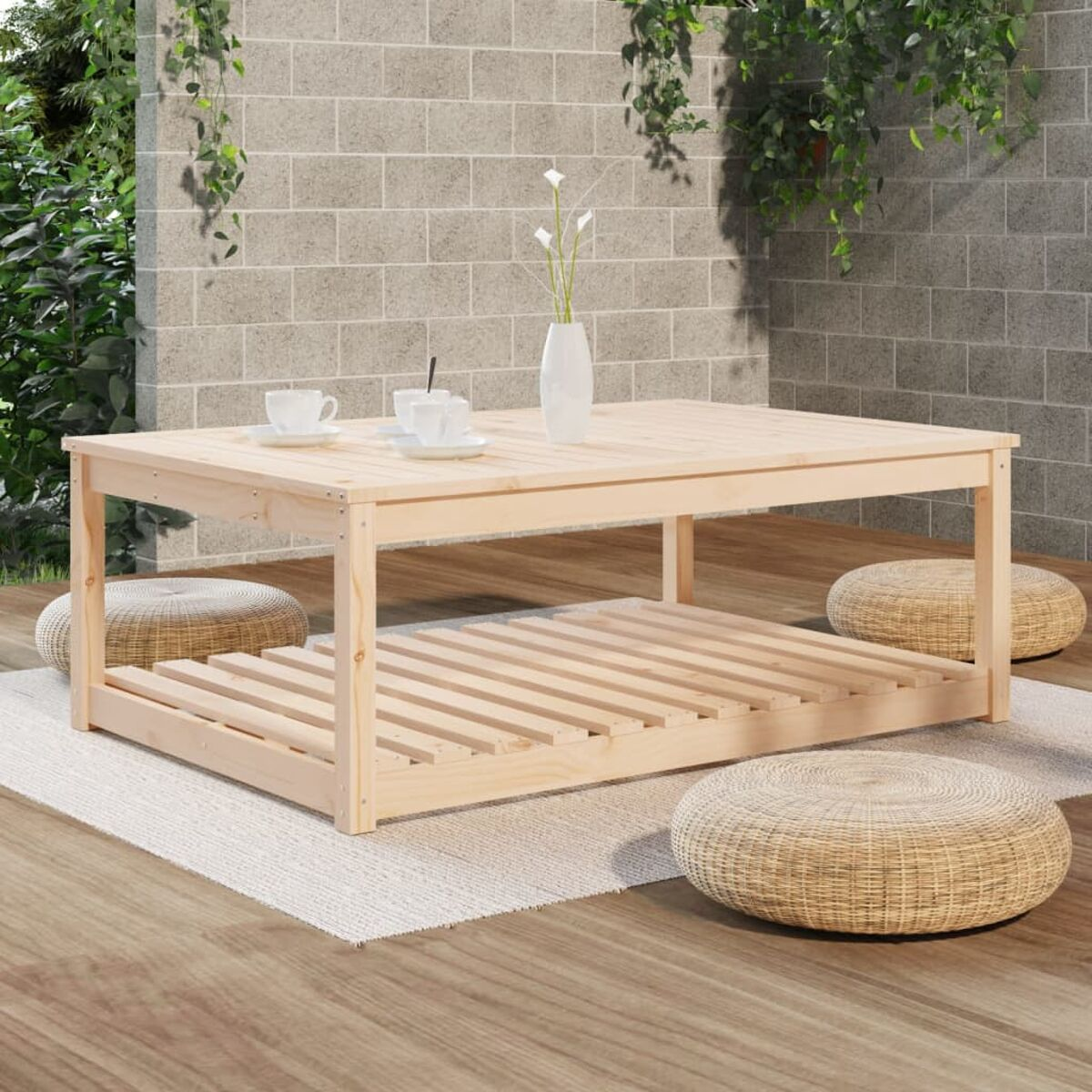 Ein rechteckiger Couchtisch aus hellem Holz mit einem Lattenregal. Zwei Poufs aus Rattan auf einem Teppich.