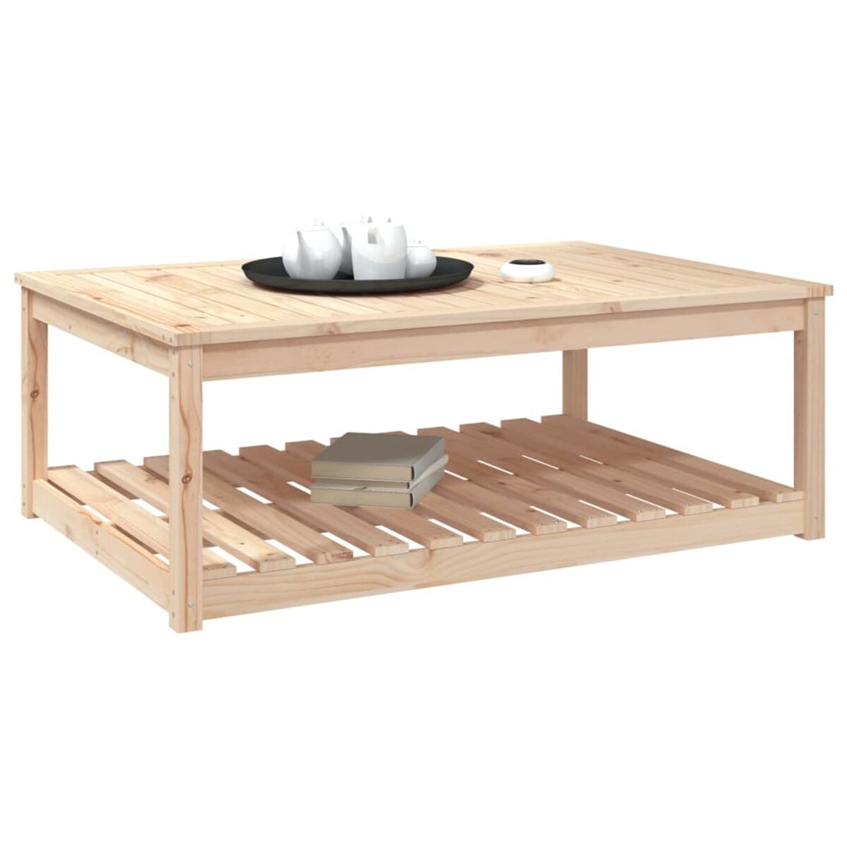 Holz-Couchtisch mit Büchern und Deko auf einem Lattenregal, weißer Hintergrund.